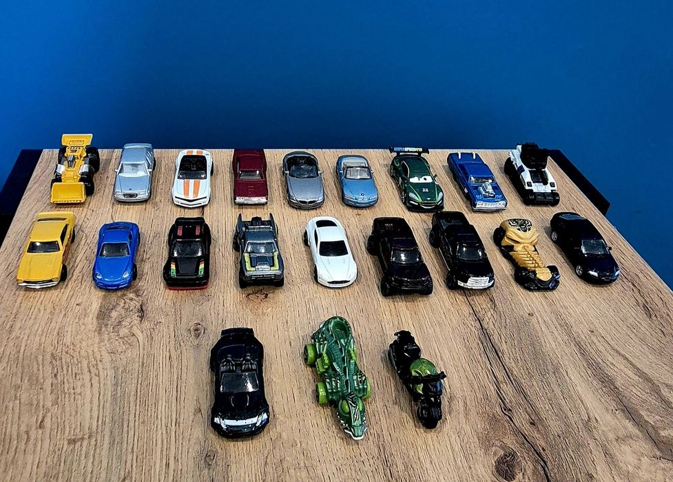 Hot wheels i inne 21 szt.