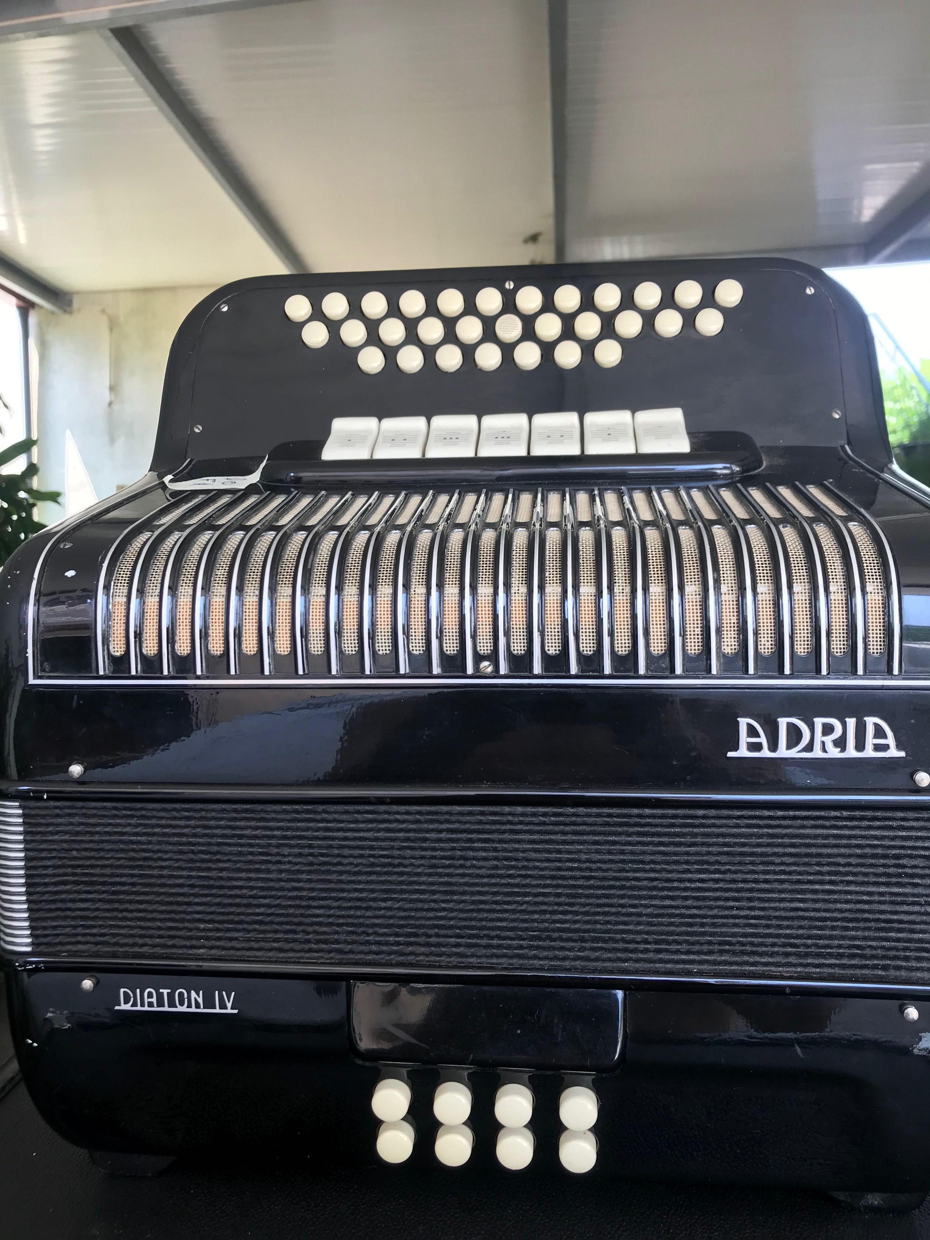 Vendo concertina em muito bom estado da Famosa marca Adria