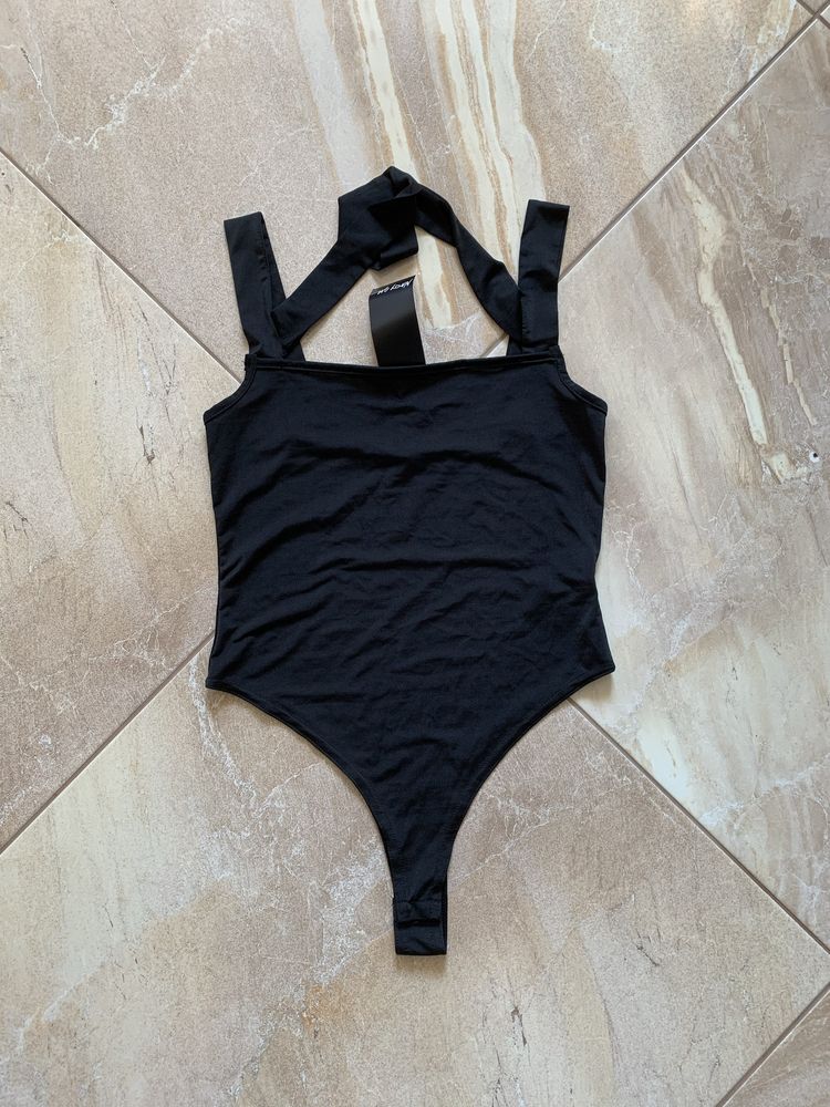Nowe czarne body z ozdobnym paskiem na szyi i plecach Nasty Gal