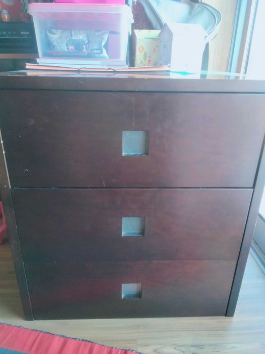 Cama de madeira e cómoda