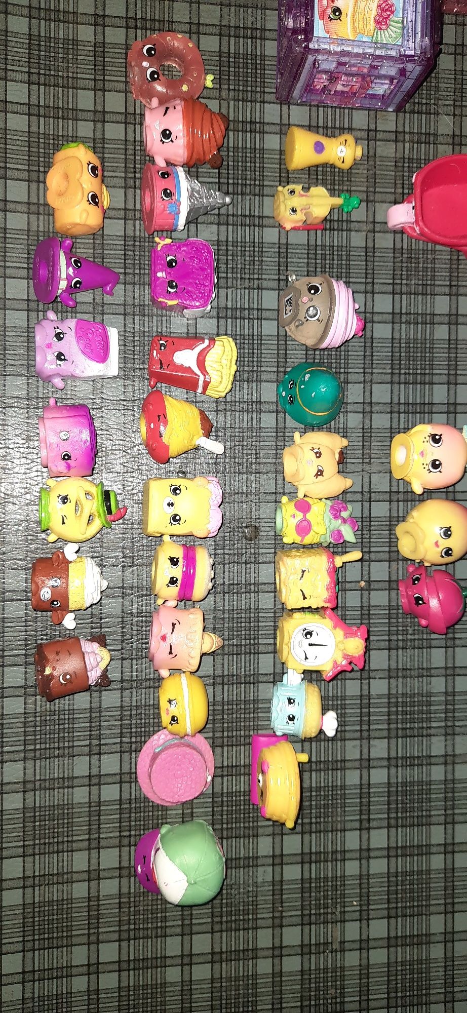 Duzy zestaw Shopkins Moose, laleczka plus 33 figurki, skrzynka, taczka
