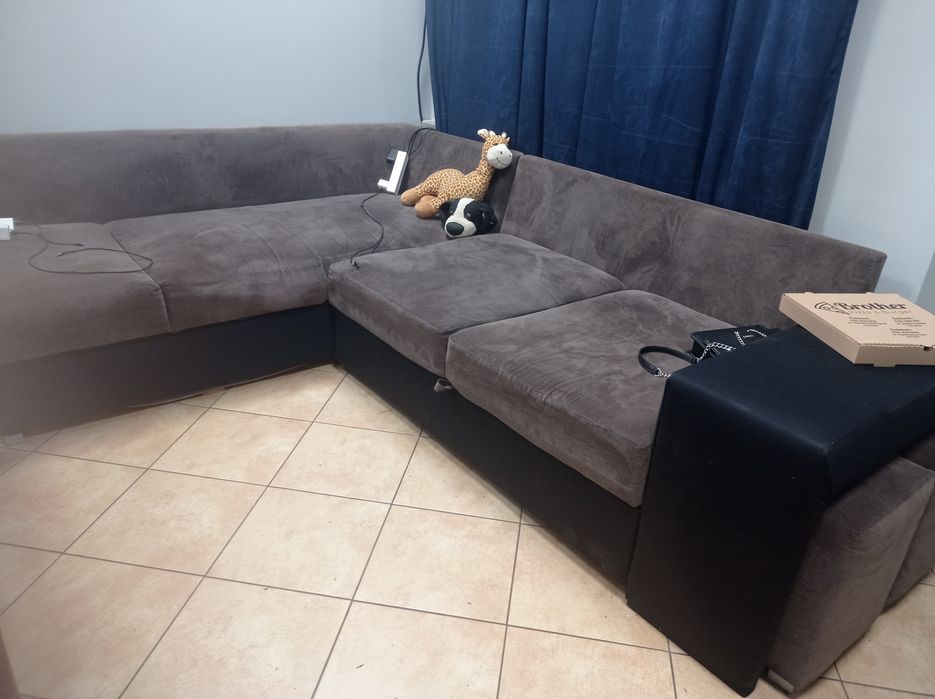 Kanapa z dwoma pufami ukrytym w boczku