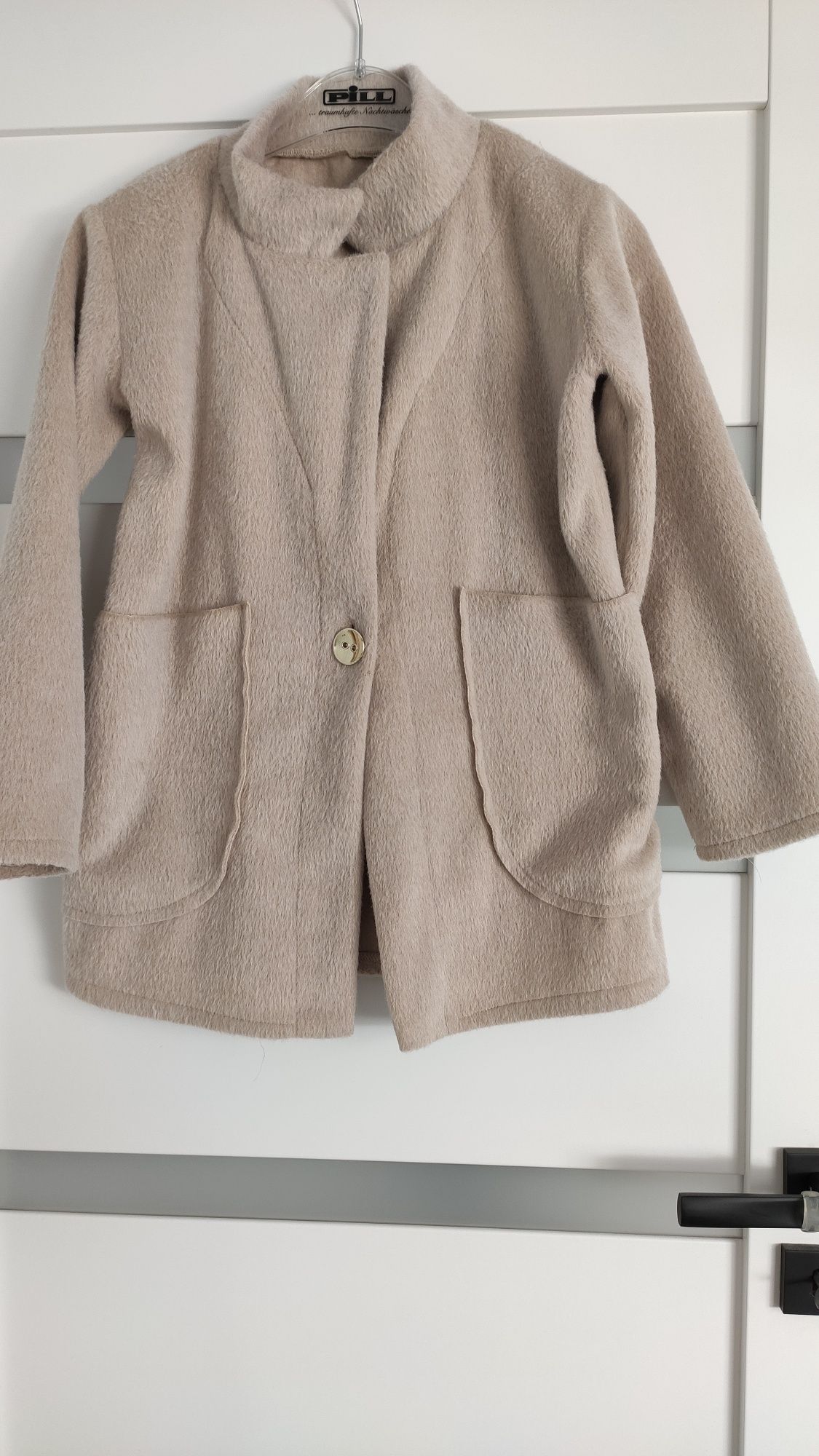 Jesienny płaszcz w kolorze ciepłego beżu, 152