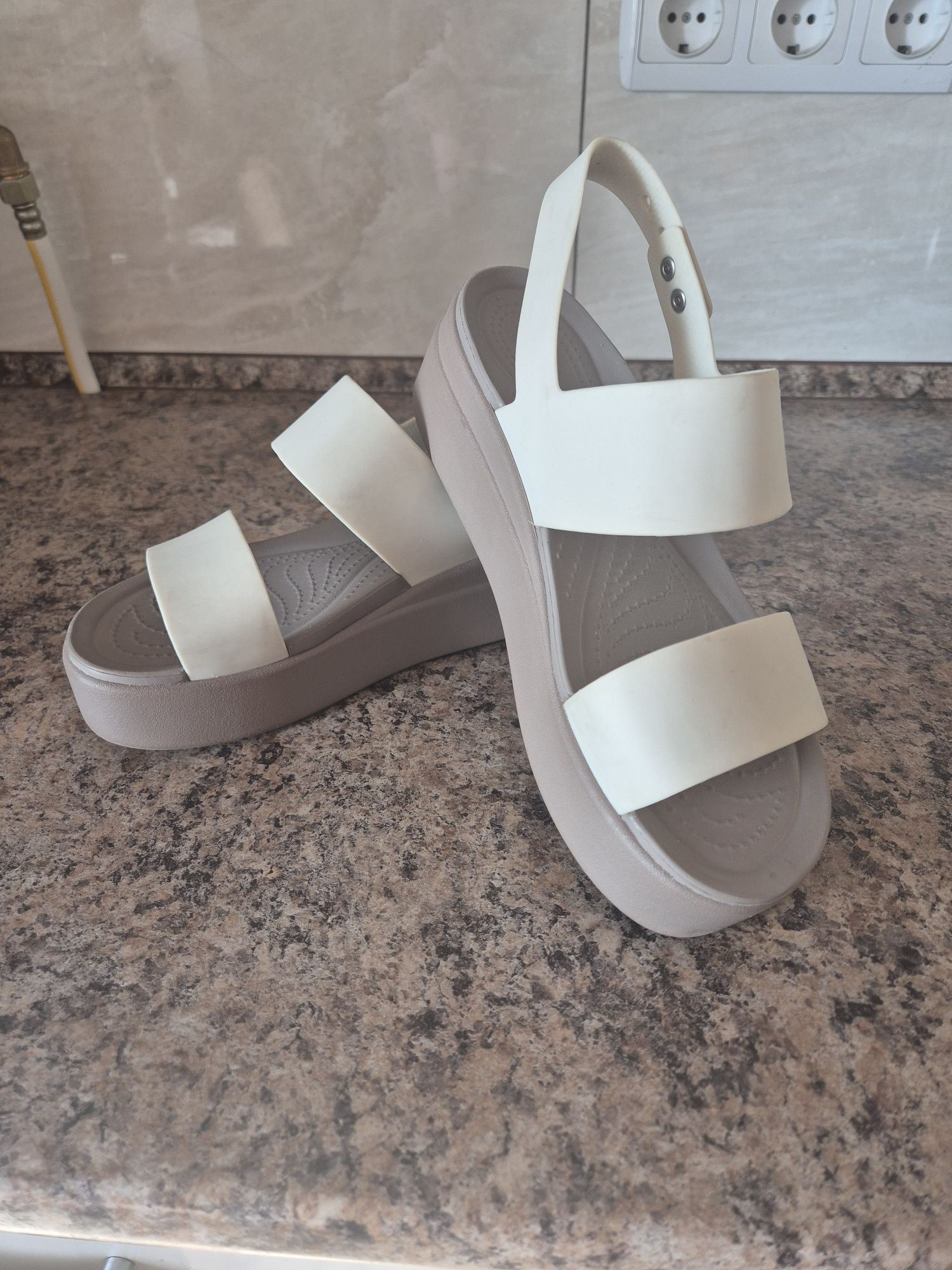Продам босоніжки,crocs