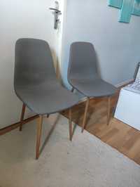 Krzesła tapicerowane z imitacja drewnianych nóg