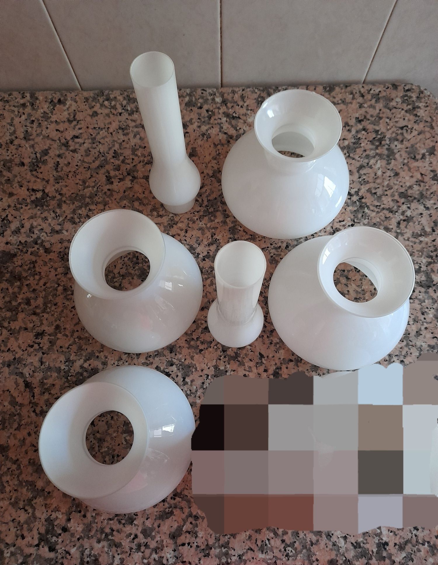 6 abajoures. 4 redondos e 2 finos altos