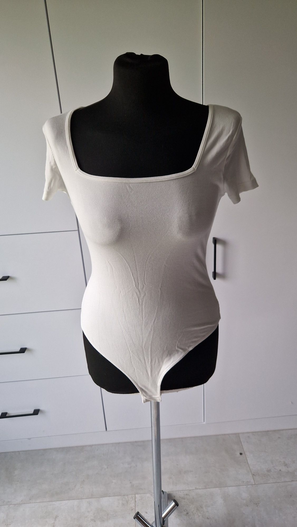 Biale body r 36 prążek