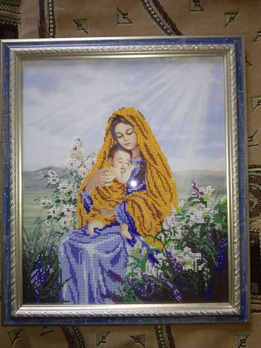 Мадонна з немовлям,вишита бісером