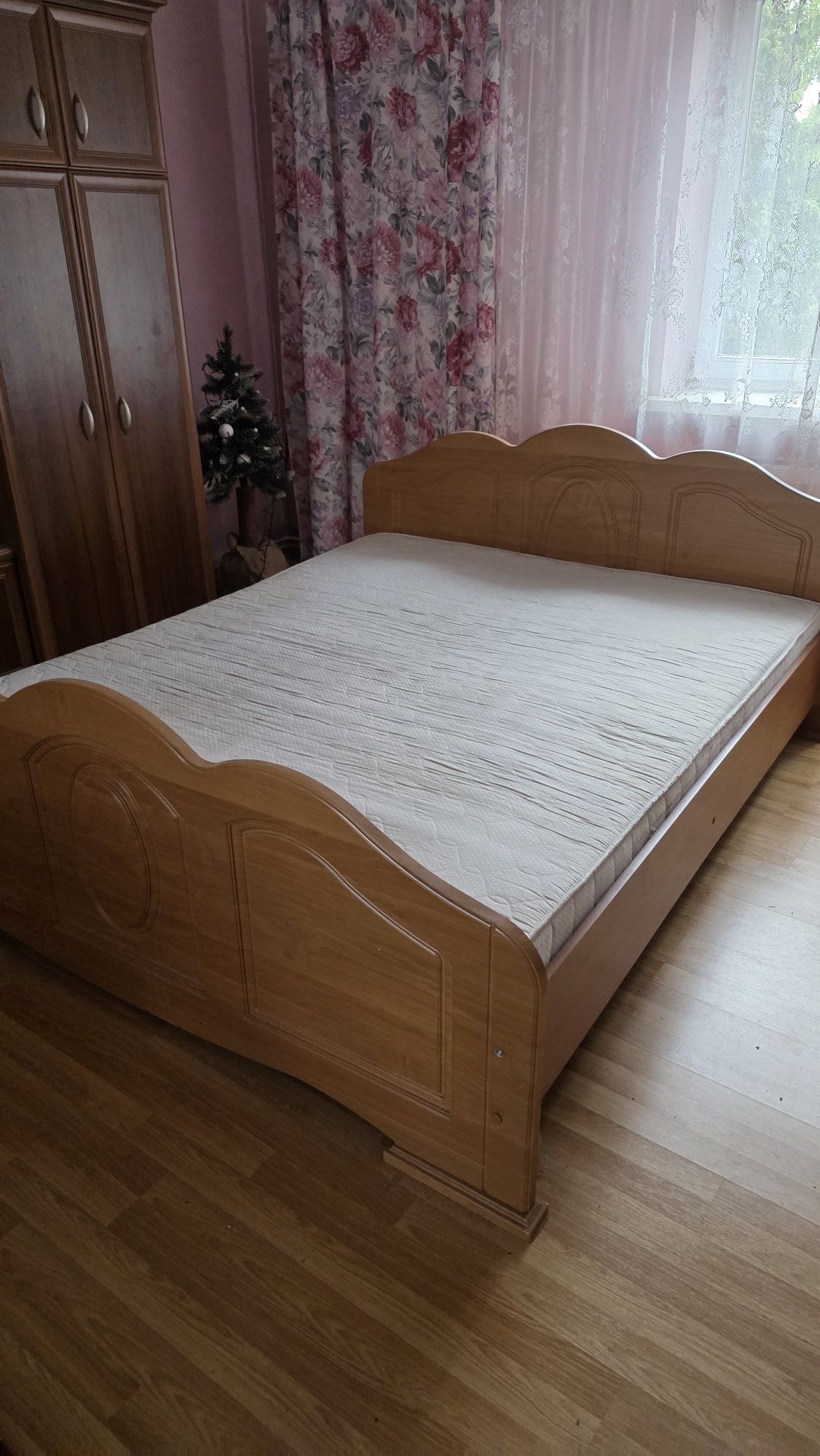 Łóżko podwójne drewniane z materacem