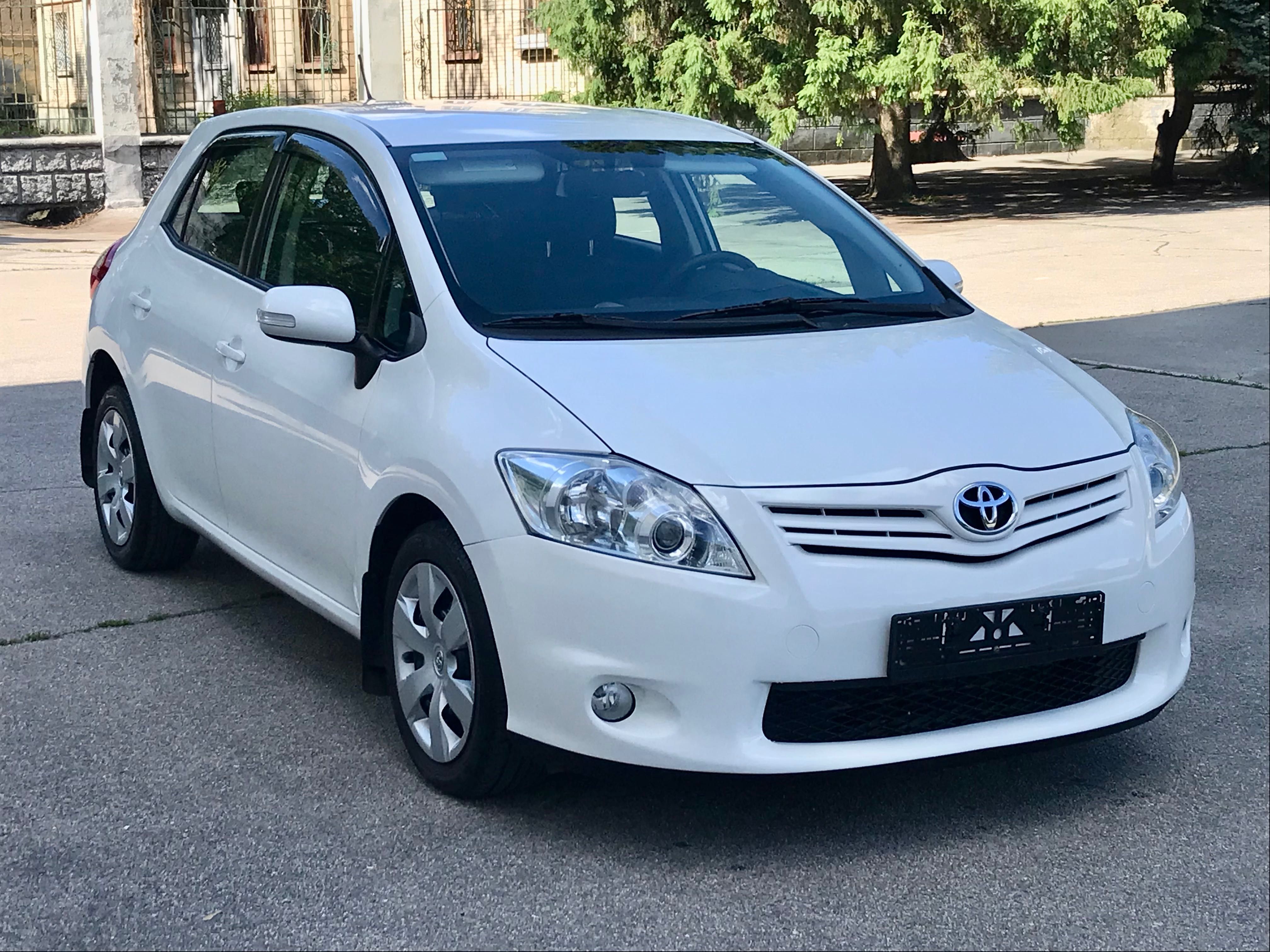Тойота Аурис 2010г 1.6 Автомат.