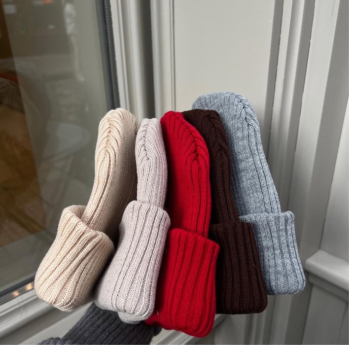 Шапка червона, коричнева