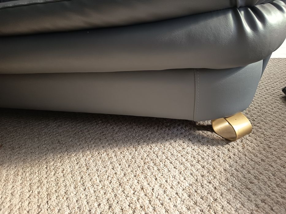 Stylowa kanapa z ekoskóry – szara, elegancka i niezwykle wygodna*