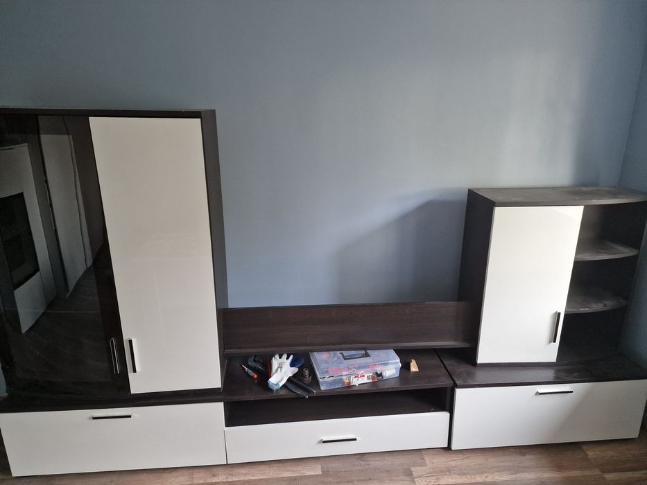Sprzedam RTV 3 półki wiszące 2 stojące cena 350 do negocjacji