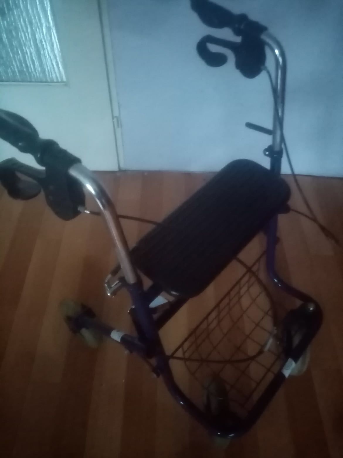 Wózek inwalidzki i chodzik balkonik