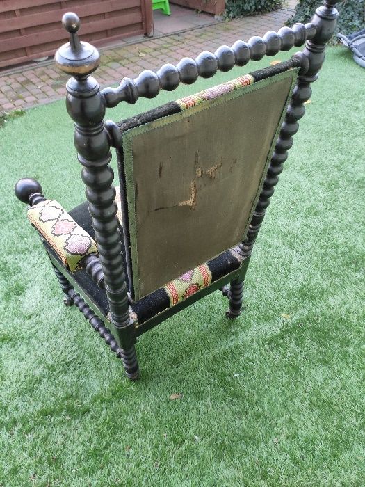 stary fotel tron w stylu Napoleona III