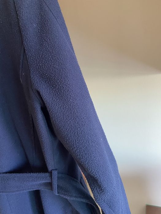 Casaco de fazenda azul marinho com molas para apertar e conto ajustave