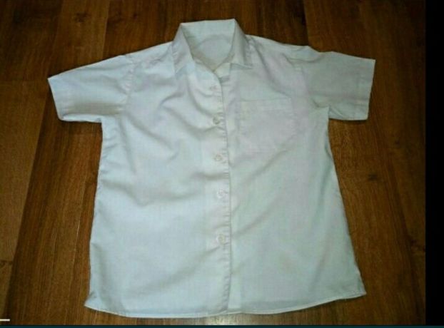 Белая школьная рубашка с коротким рукавом на мальчика 1-2 класса