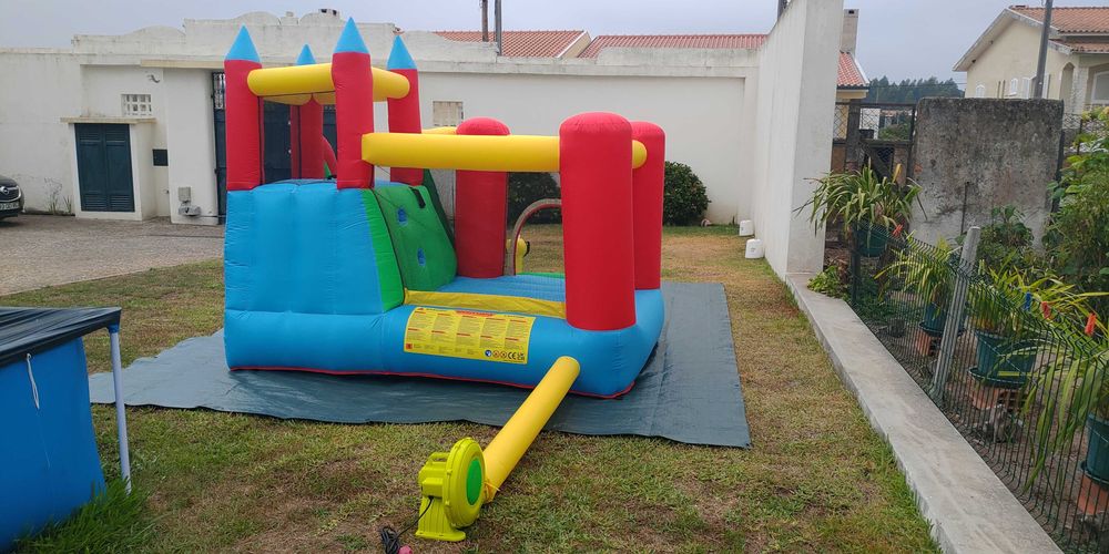Castelo Insuflável com Escorrega e Trampolim – Diversão Garantida!