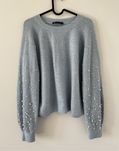 Sweter błękitny z perełkami