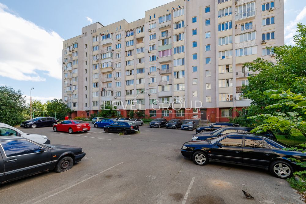 Продаж фасадного комерційного приміщення з орендарями, Подільський р-н