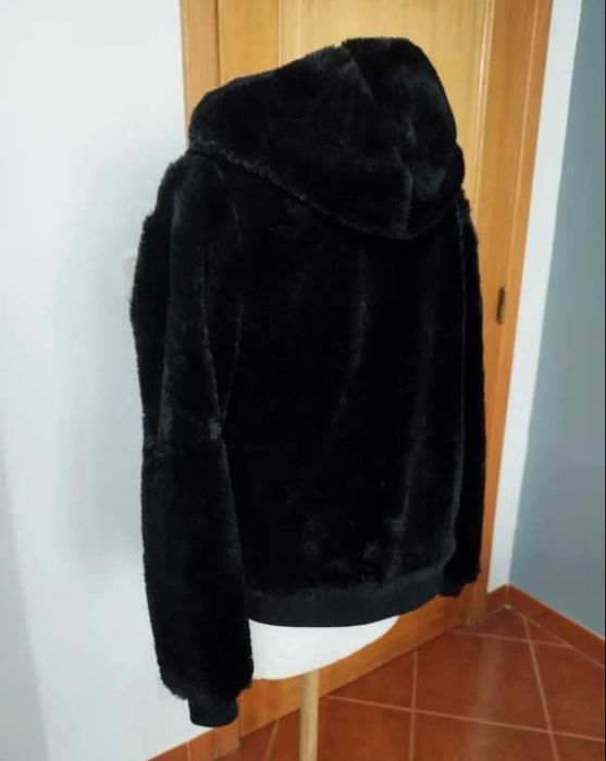 Casaco preto de pelo com capuz