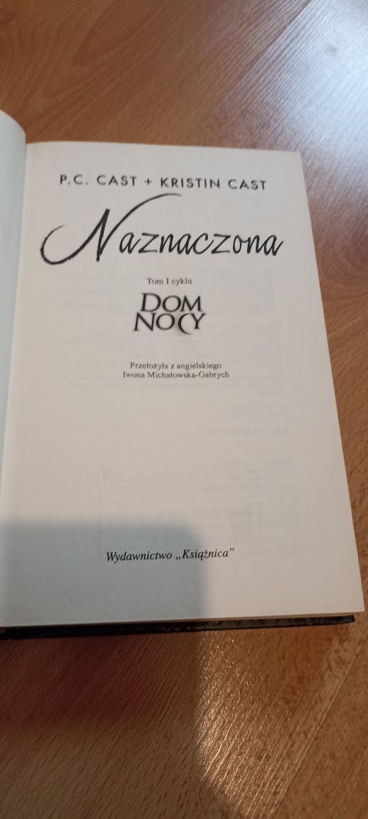 Naznaczona książka w twardej okładce autorstwa kristin cast dom nocy