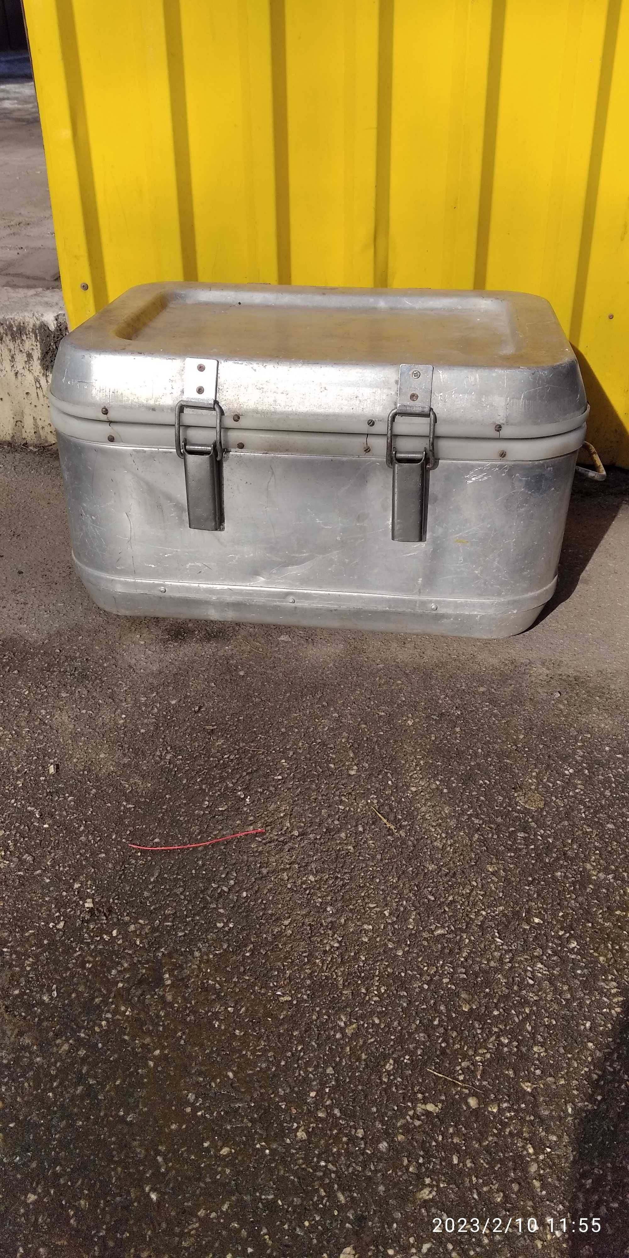 Термос, ящик для продуктов.