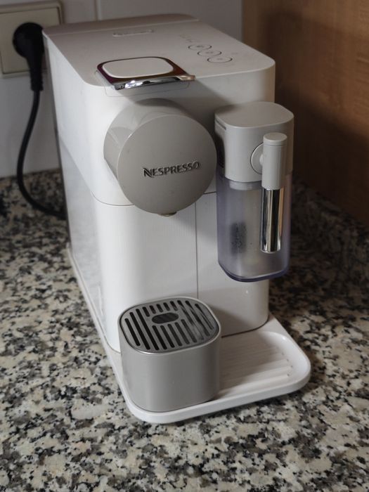 Máquina de Café DELONGHI Nespresso Lattissima One Evo (usada)