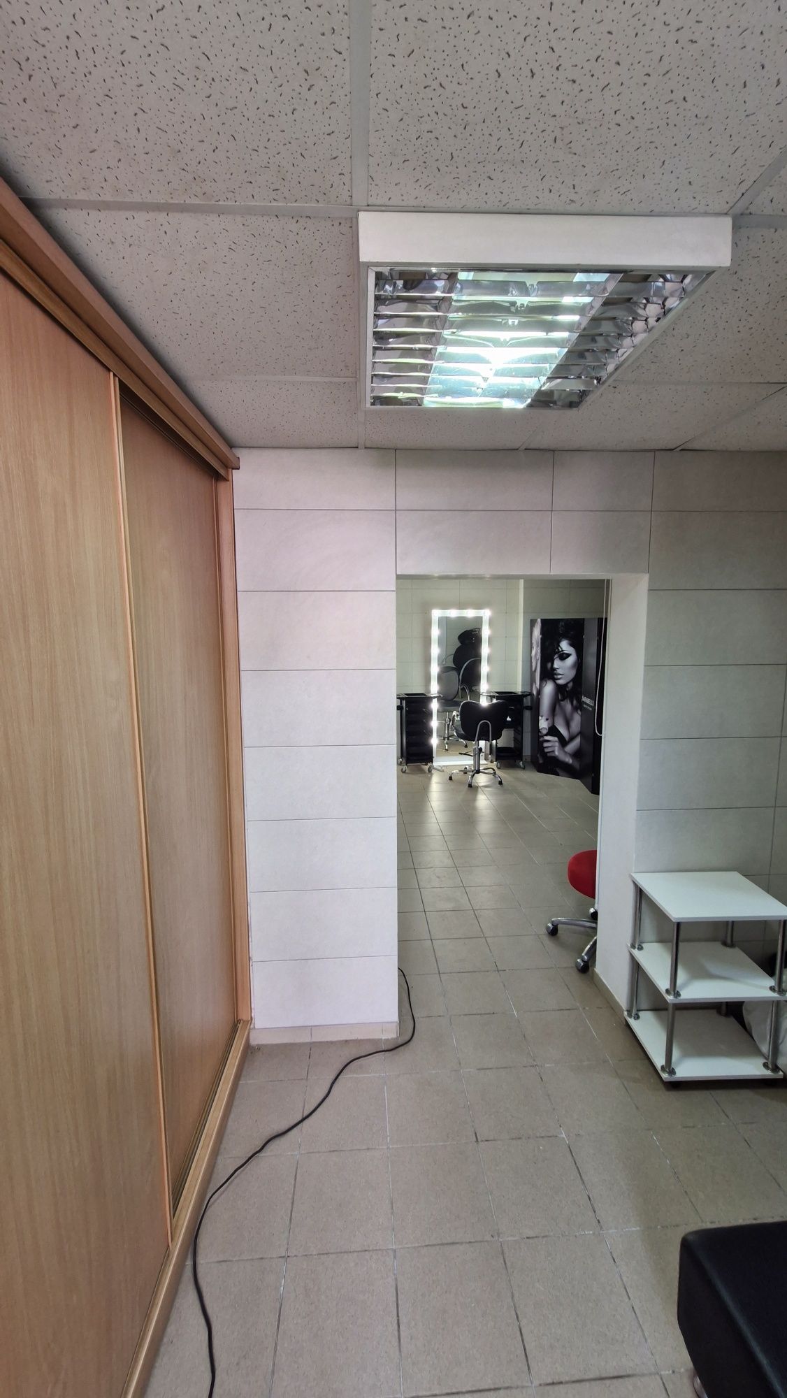 Продам салон краси по вул Перемоги, центральний вхід з фасаду