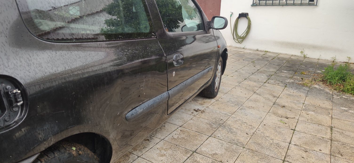 Renault Clio 1.9D com avaria