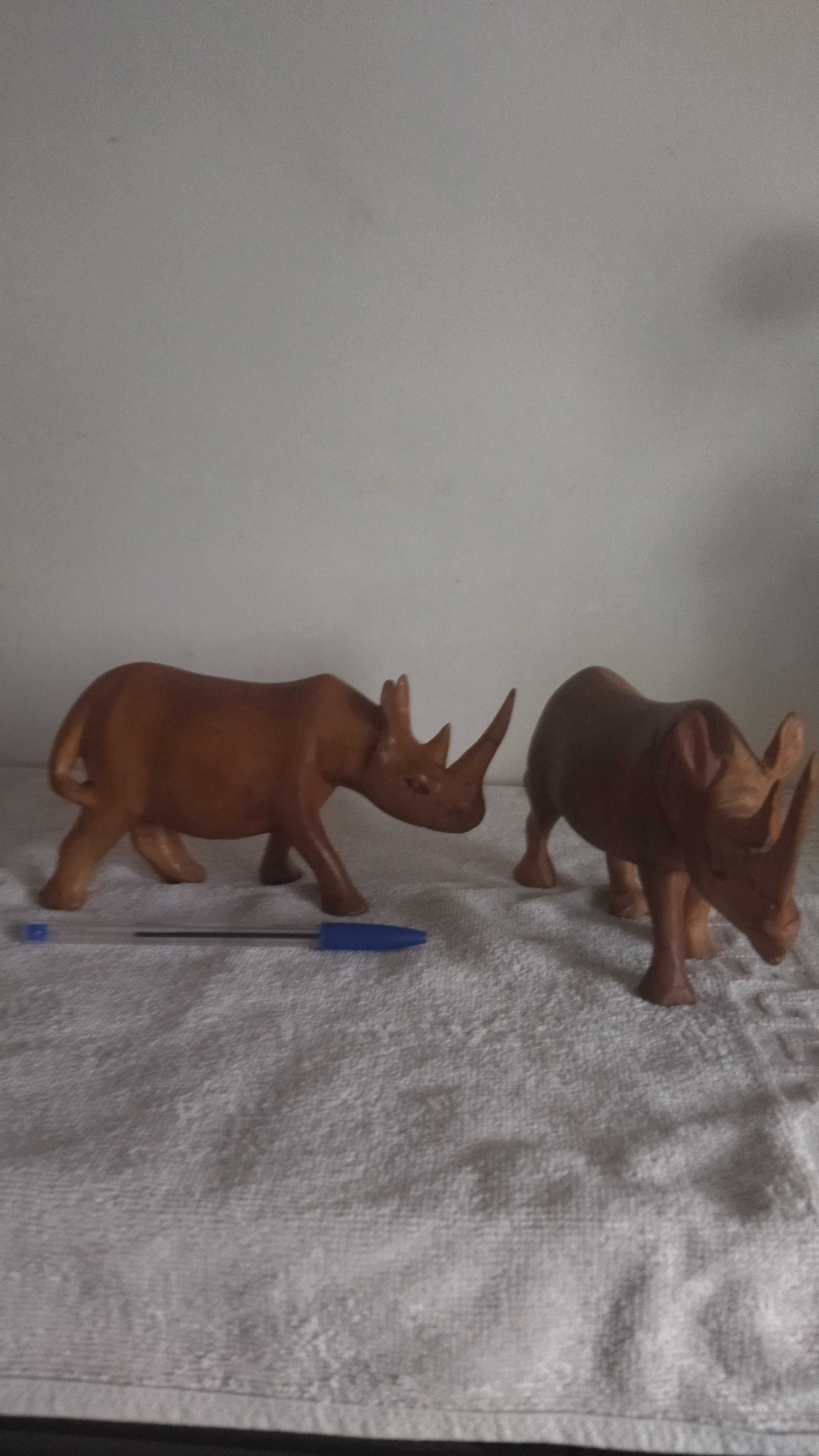 Rinocerontes em madeira.
