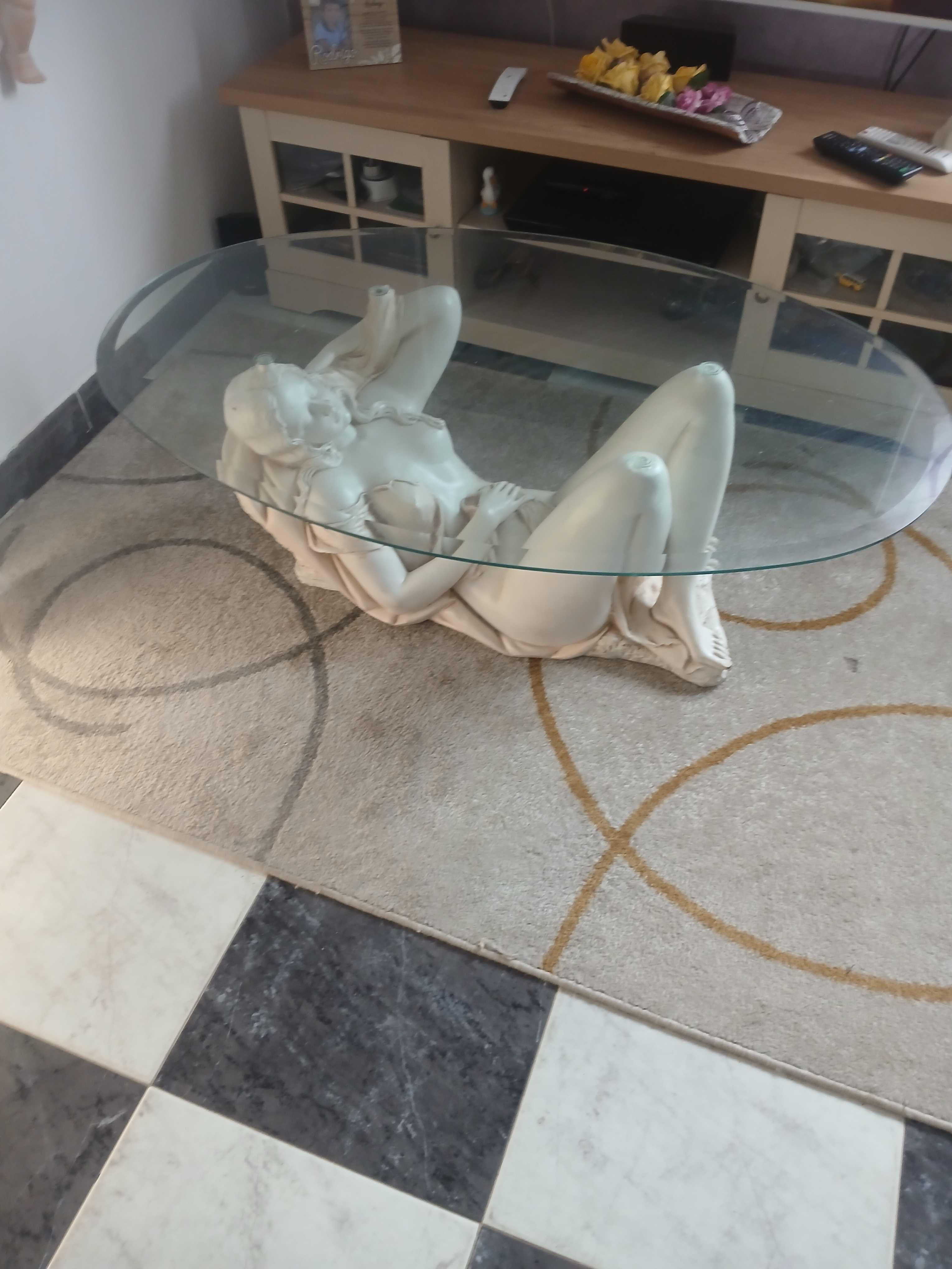 Congelador e mesa de sala
