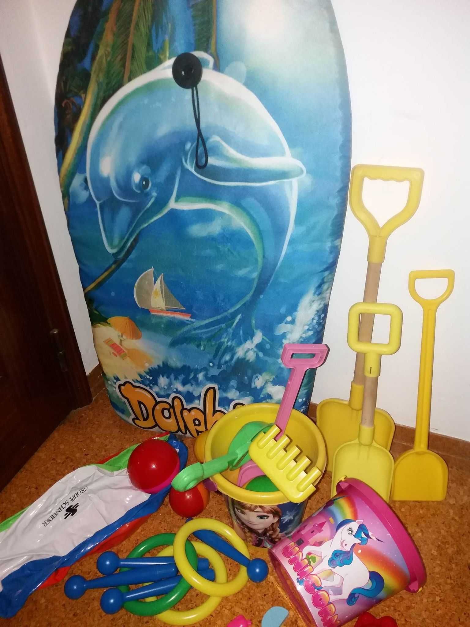 Conjunto de brinquedos de menina para a praia.