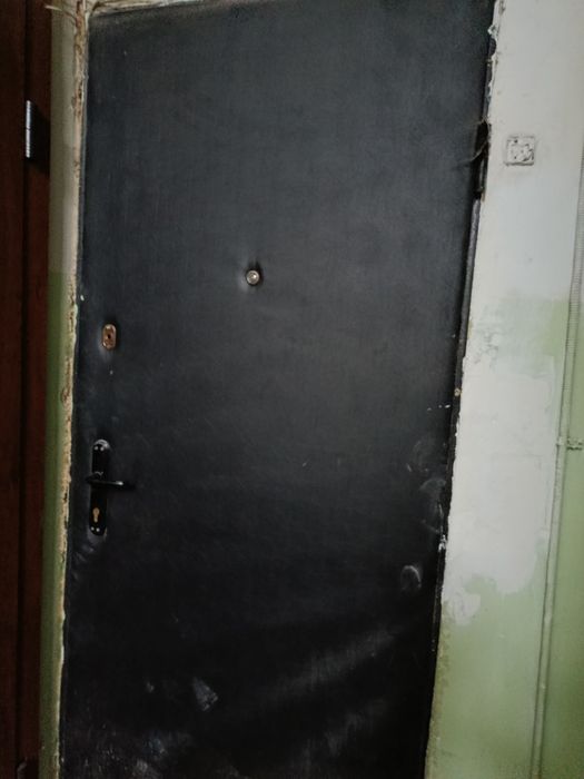 Продам металічні двері з двома замками,ключі теж є.