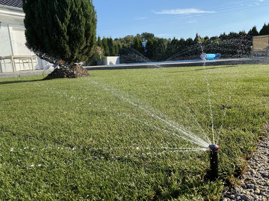 Ogrody, system nawadniania, trawa z rolki glebogryzarka separacyjna