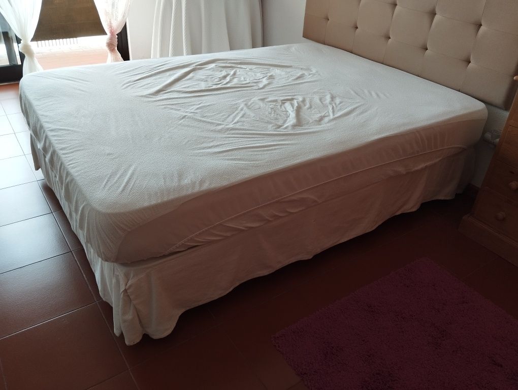 Cama casal mais colchão.