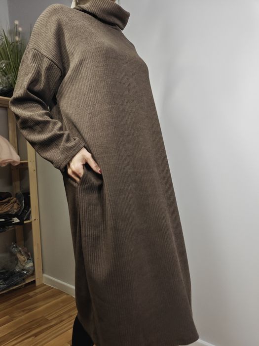 Ciepła sukienka swetrowa midi z golfem - brązowa prążkowana