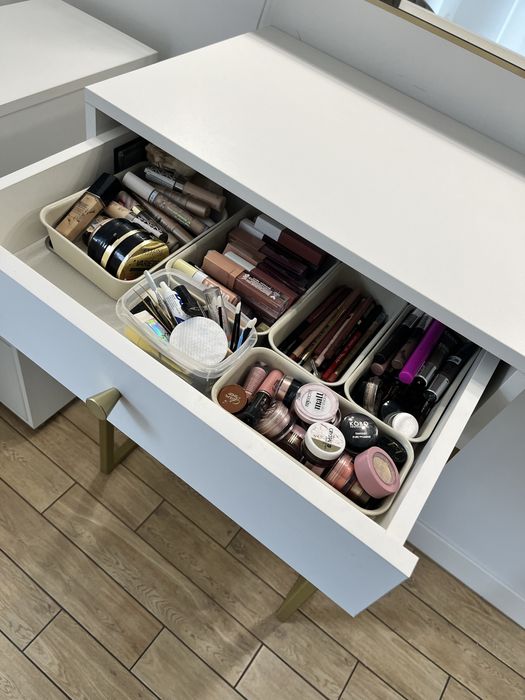 Toaletka kosmetyczna do wizażu złota