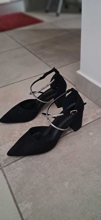 Sapatos elegantes de senhora. Confortáveis