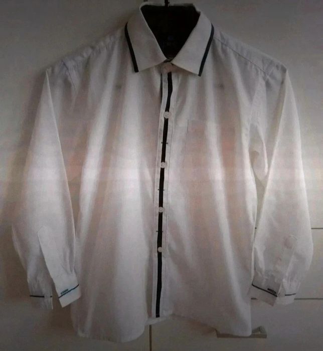 Biała koszula z długim rękawem