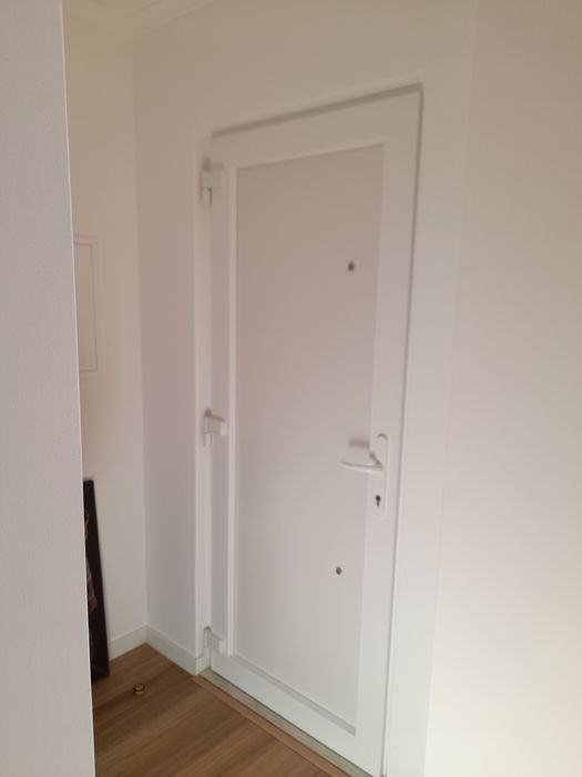 Vendo porta exterior branca +aro+fechadura