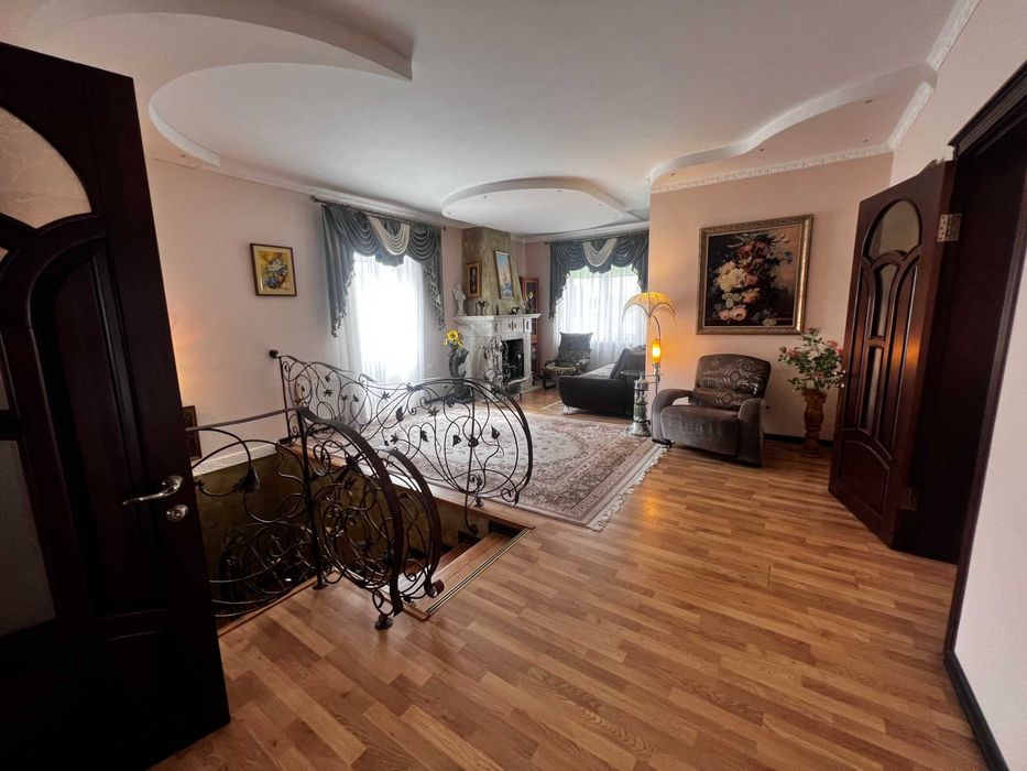 Будинок в м Березань, площа 220 м2, ремонт, ставок, баня, ліс