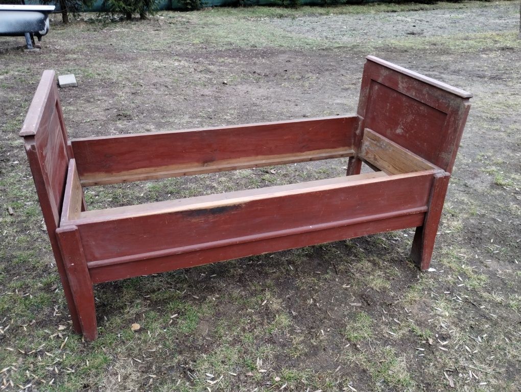 Zabytkowe łóżko drewniane