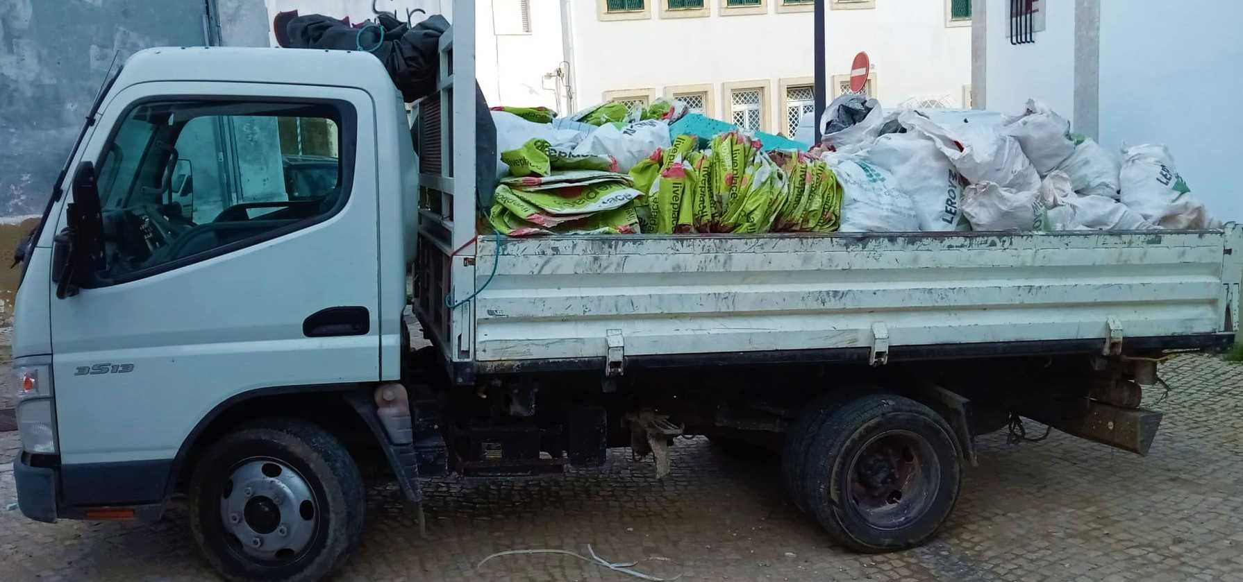 Remoção de entulho e resíduos inertes c/carrinhas