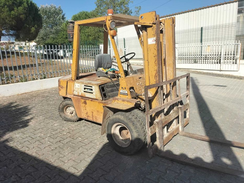 Empilhador Komatsu 2.5 rodado duplo a trabalhar