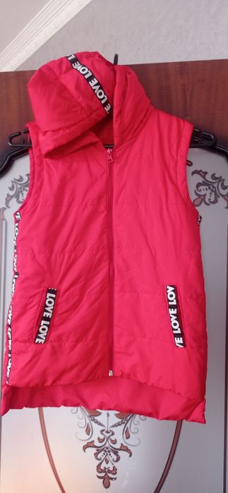 Продам куртки та жилетки з яких виросли,стан нових