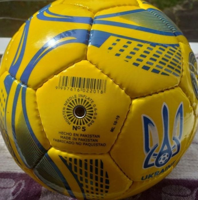 Професійний футбольний м'яч Joma.