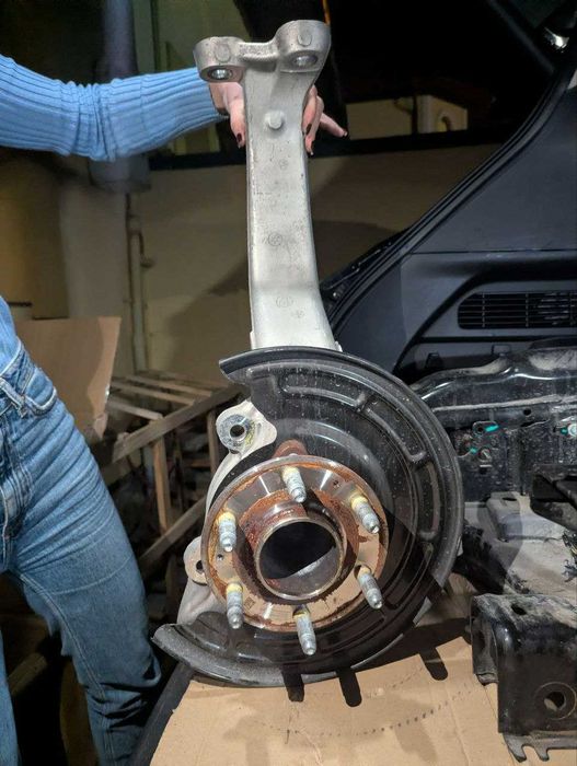 Елементи ходова підвіска амортизатори важелі супорта Cadillac LYRIQ