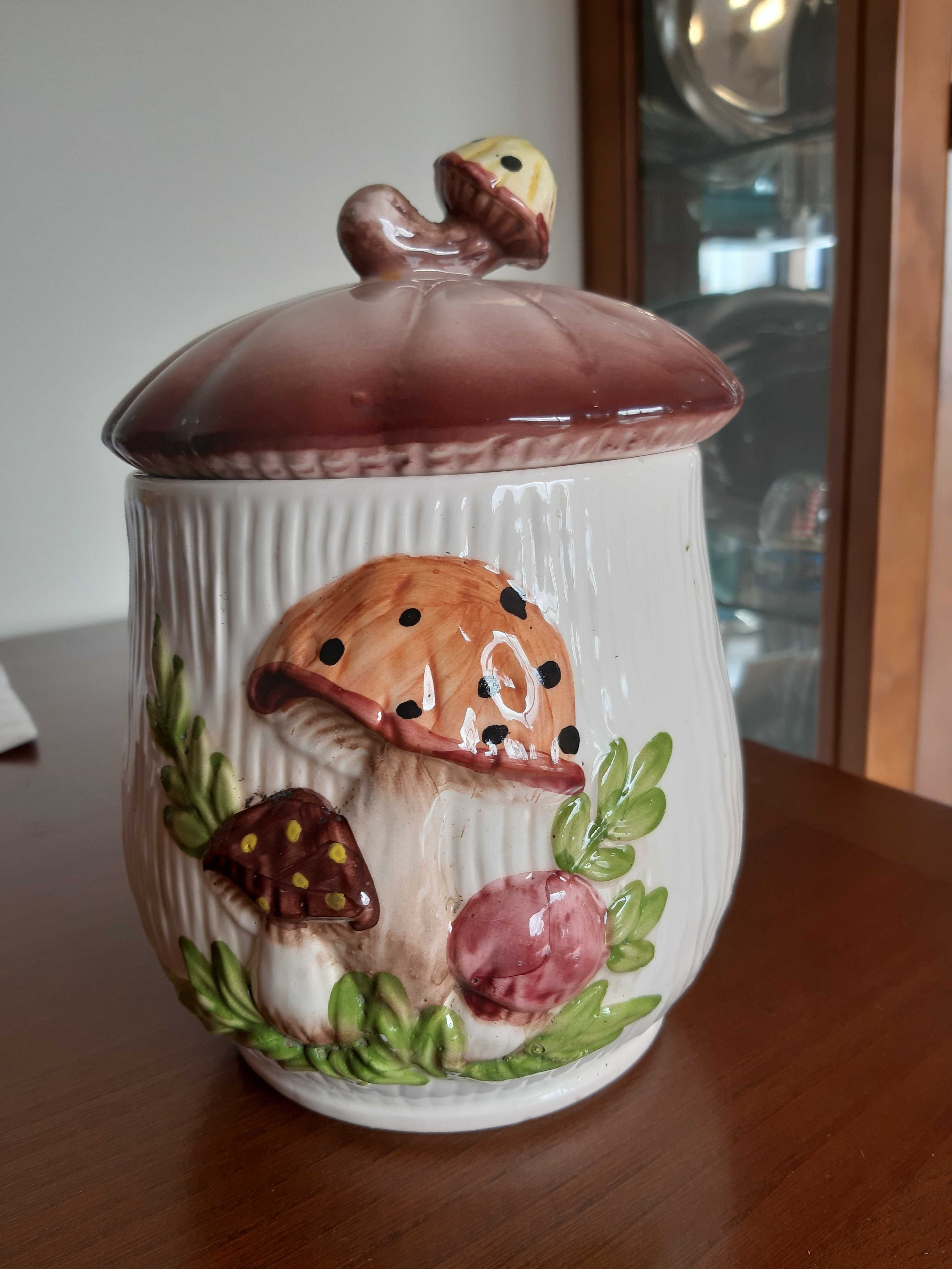 pote em formato cogumelo