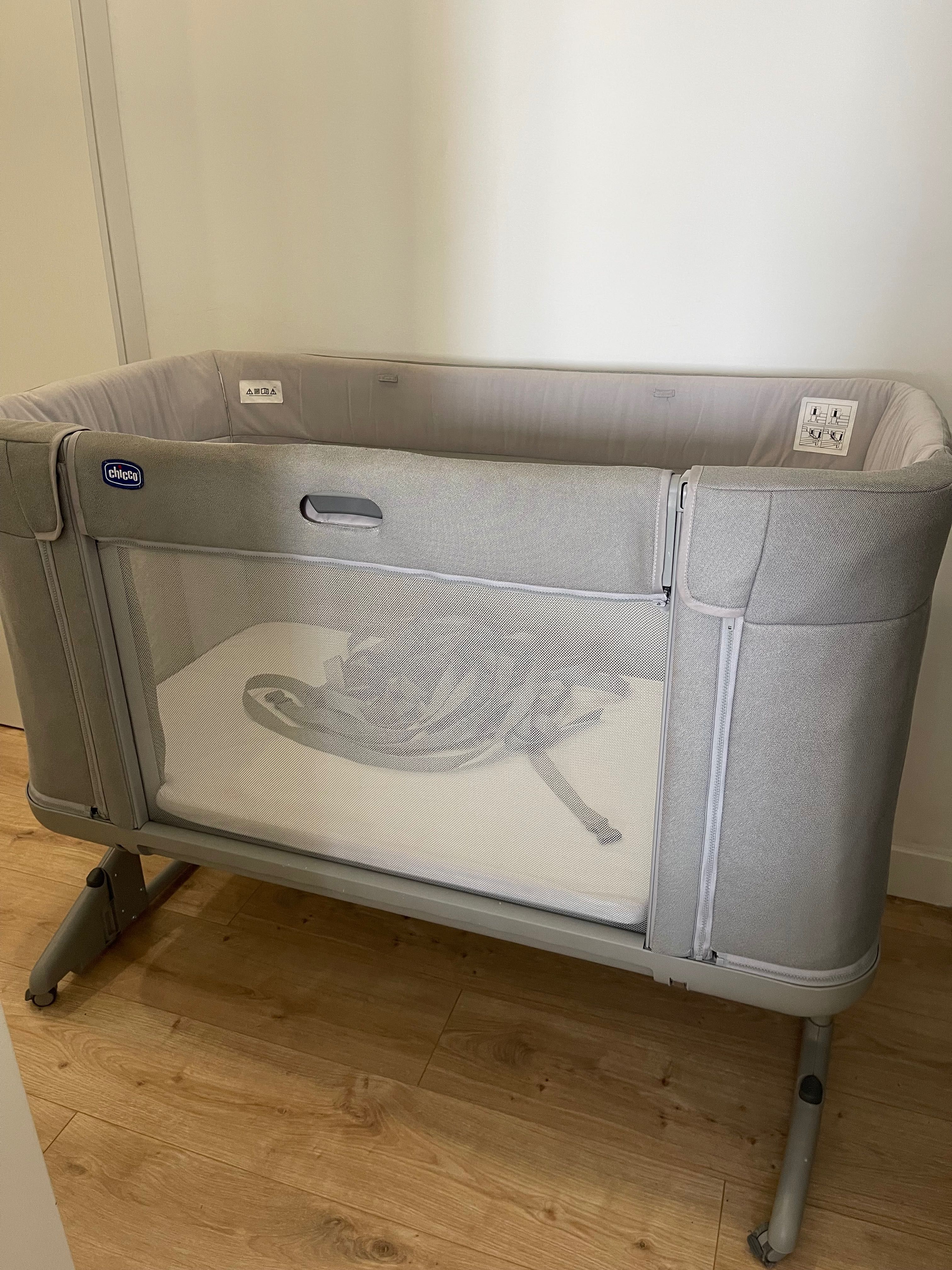 Cama Chicco Next2Me Forever cinza